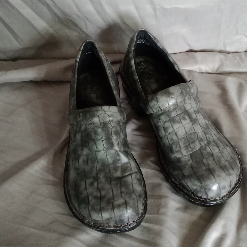 B.O.C Gray Patterned Clogs Size 8 - image 2